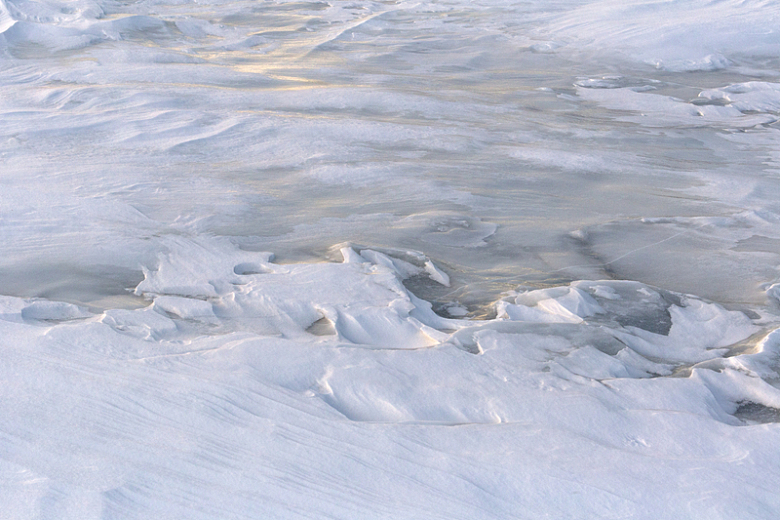冰冻湖面冬天结冰河流