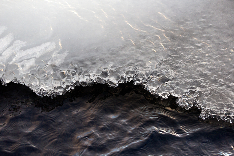 冬天结冰的河流水中冰晶边缘