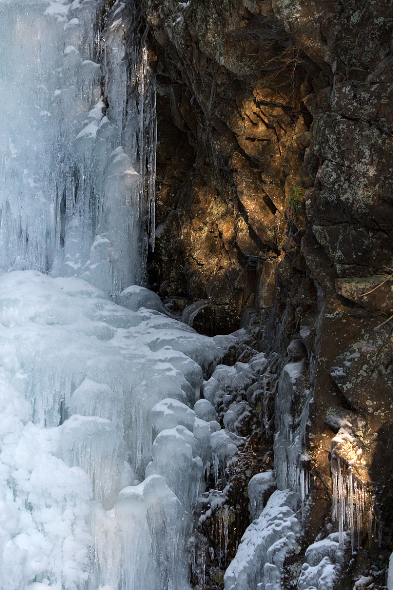 冬天冬季瀑布结冰岩石