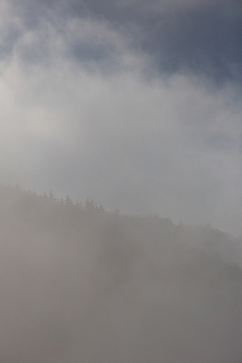 浓雾天空云朵远山
