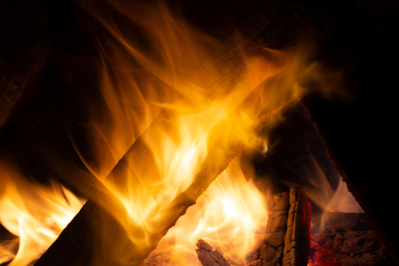 木材燃烧的篝火