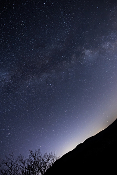 星空银河倾斜的山傍晚