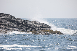 海浪击打岩石的摄影图