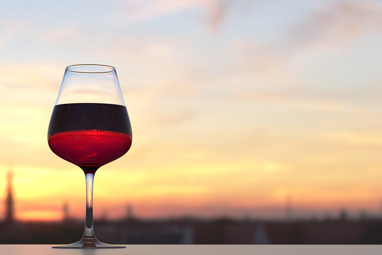 葡萄酒红酒酒杯夕阳