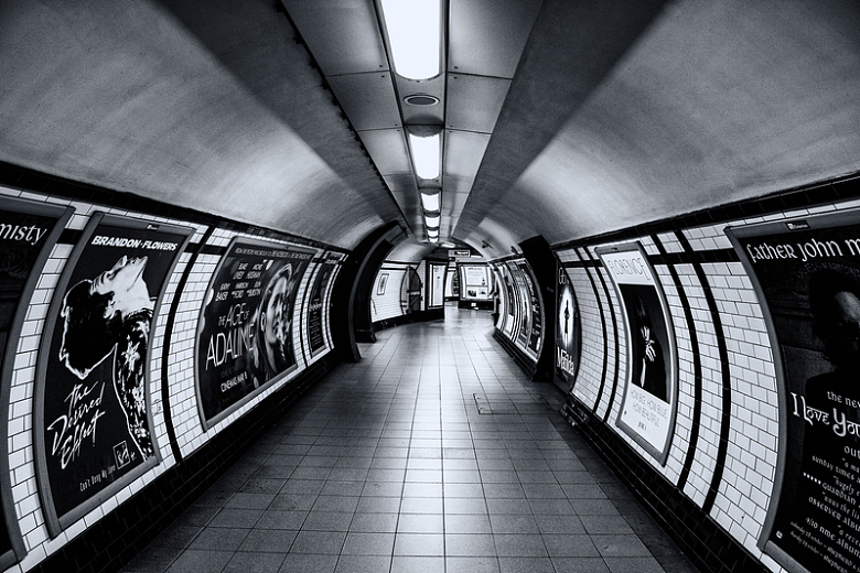 伦敦地铁黑白摄影