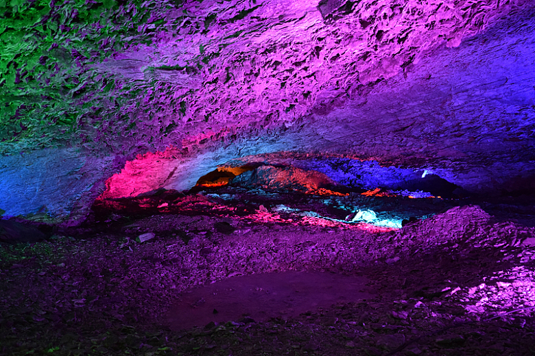 彩色洞穴岩石石头