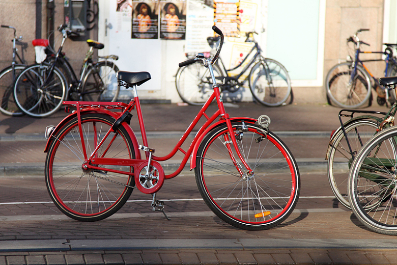 自行车红色街道交通工具