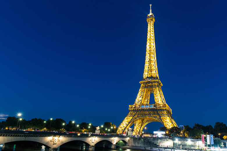 巴黎埃菲尔铁塔建筑夜景