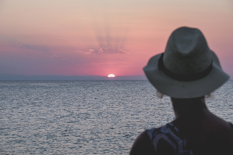 日落人物帽子海面夕阳