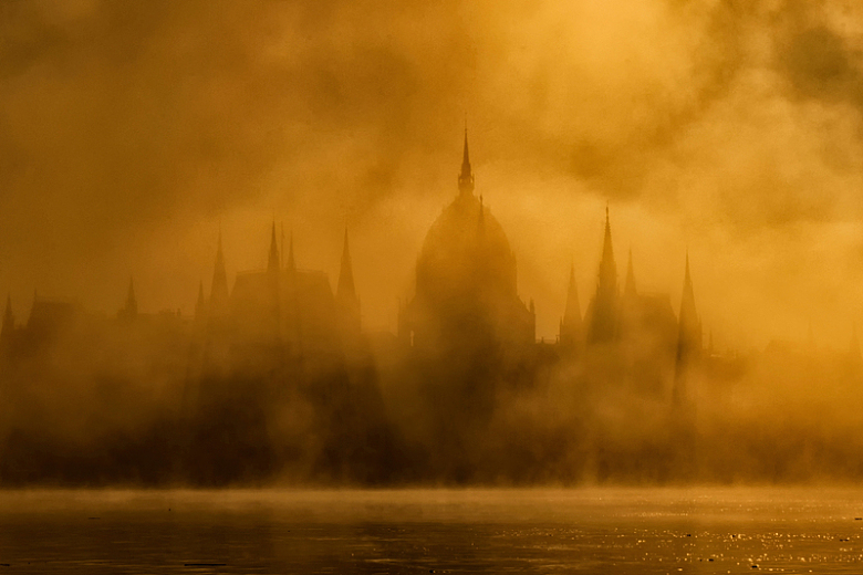 薄雾水面城堡建筑