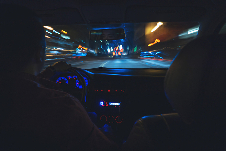 夜间驾驶汽车摄影