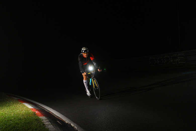 夜间骑行自行车人物摄影