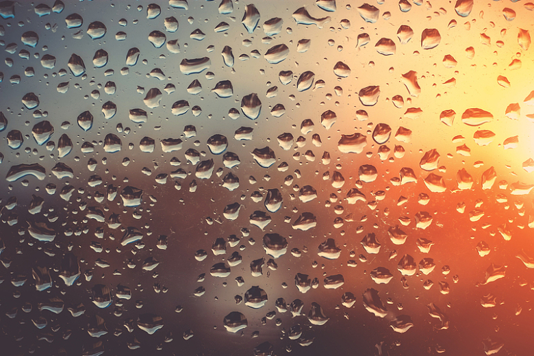雨天玻璃水滴夕阳