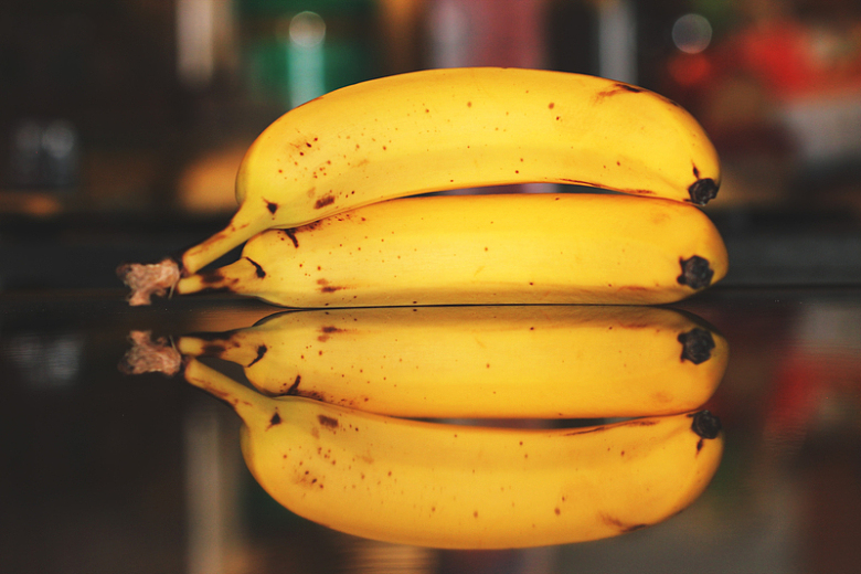 香蕉倒影水果摄影