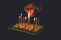 男子点燃生日蛋糕蜡烛