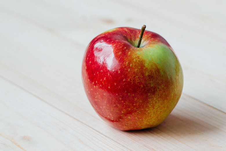 红苹果水果木桌摄影