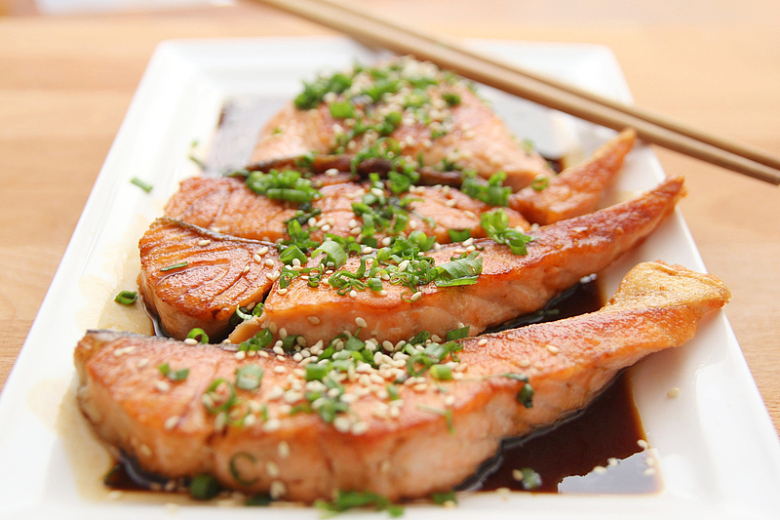 日式照烧三文鱼食物