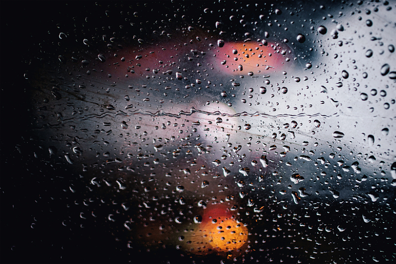 车窗雨水滴摄影