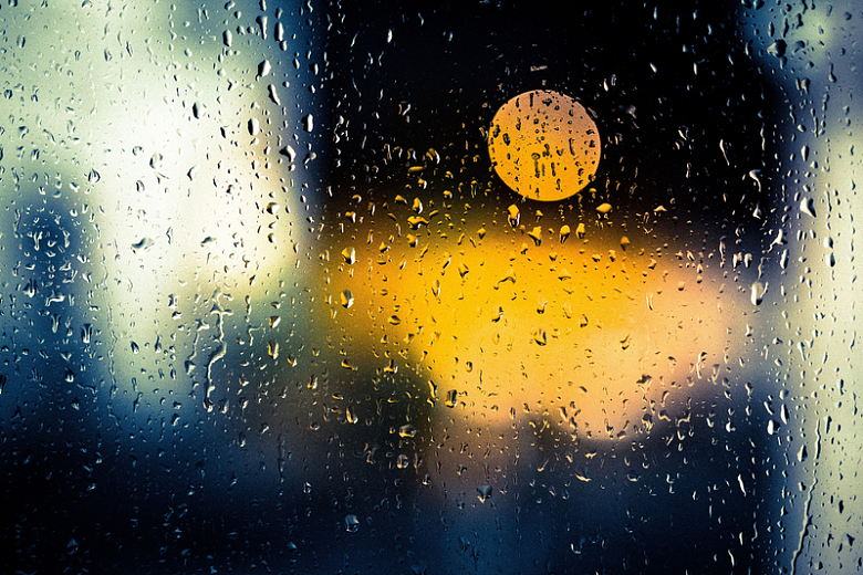 车窗雨滴光斑摄影