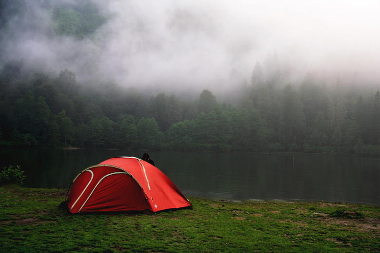 红色帐篷雾林露营
