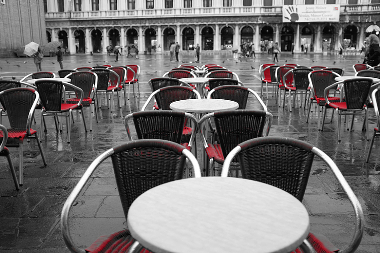红色椅子单色摄影