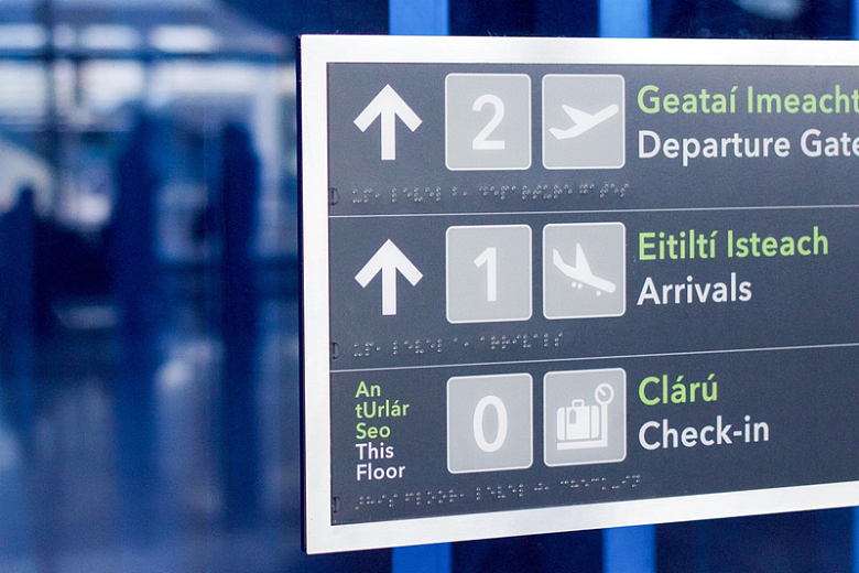 机场指示牌方向标识