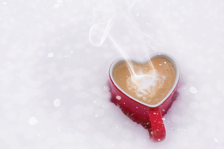 雪中爱心咖啡杯