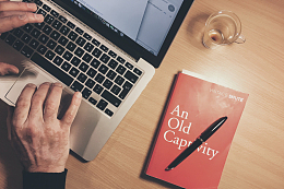 笔记本电脑和书本