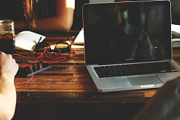 笔记本电脑办公室会议