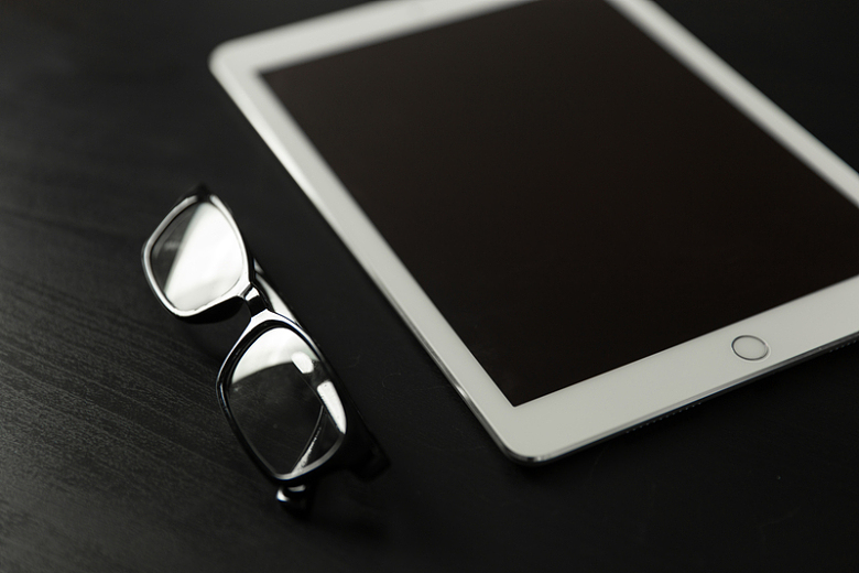 iPad专业版眼镜摄影图