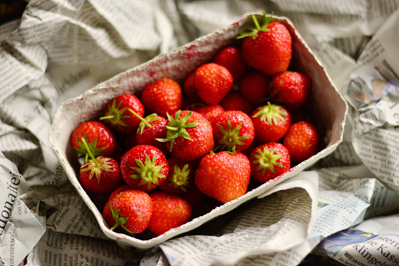 一盒草莓水果报纸