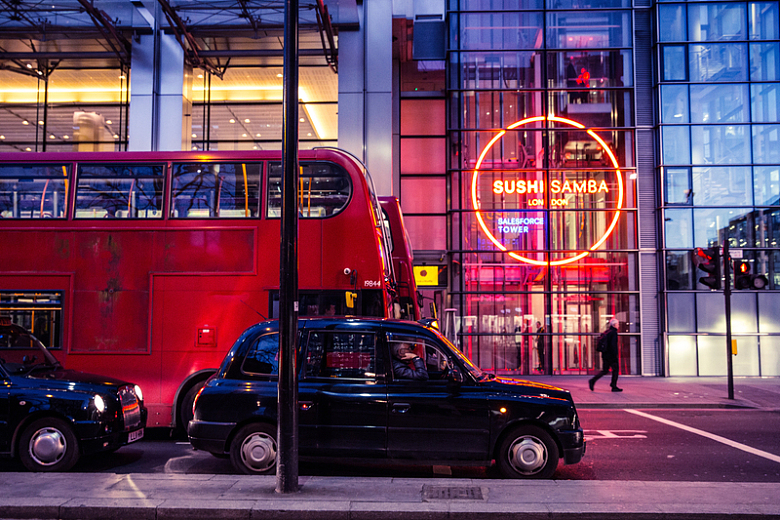 伦敦交通夜景汽车