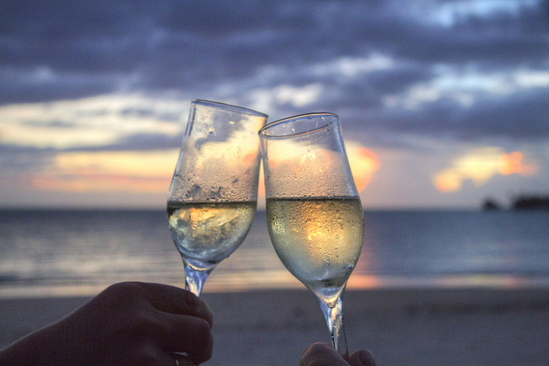 香槟酒杯子海边夕阳