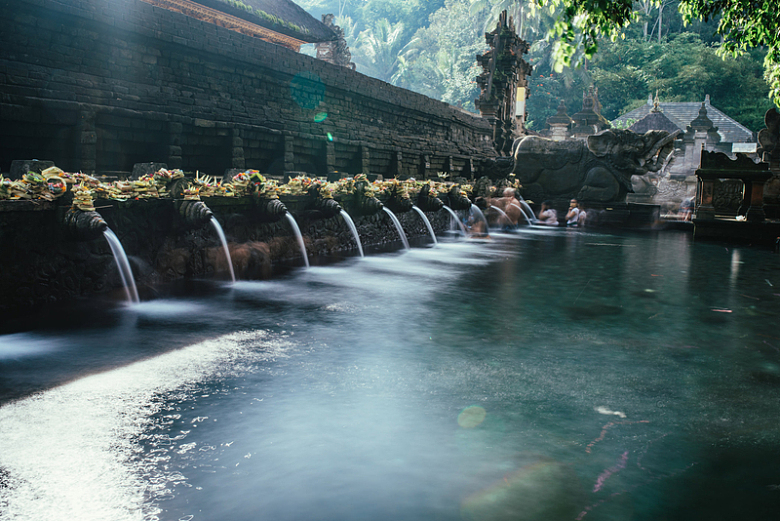 佛教寺庙喷泉水面