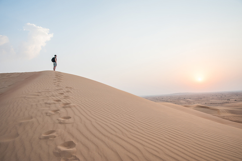 沙漠行走脚步旅行