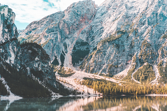 湖面美景高山石头自然景观