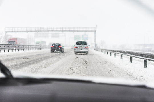 高速公路危险下雪积雪驾驶