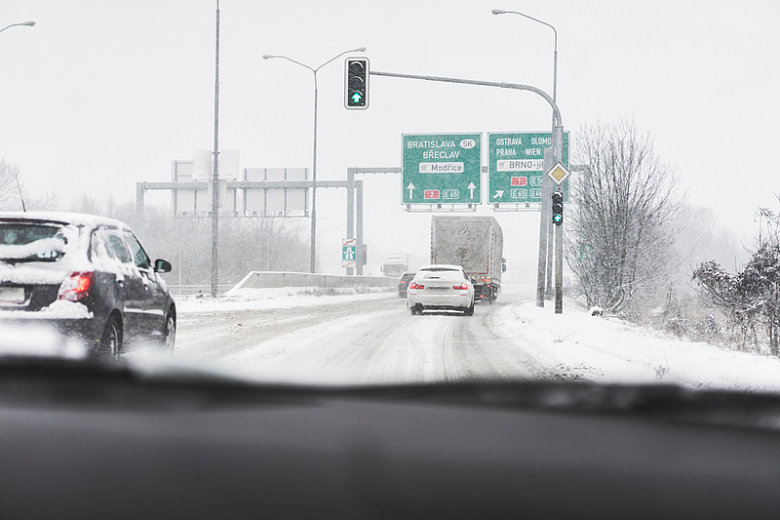 危险下雪天气公路驾驶