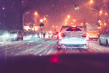 开车夜晚交通堵塞雪灾天气