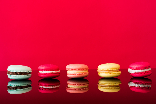 彩色美味马卡龙红色背景