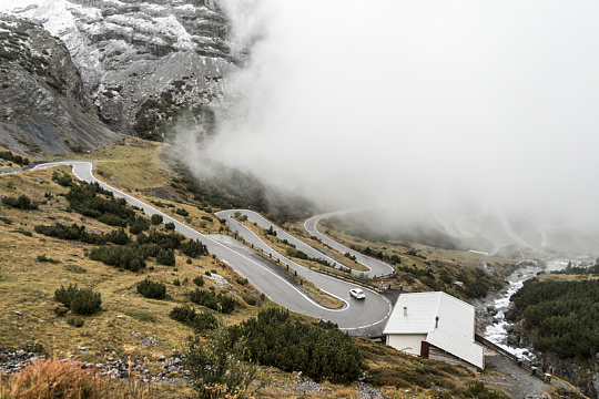山路马路弯道云雾高山