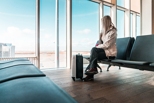 机场等待女性旅客