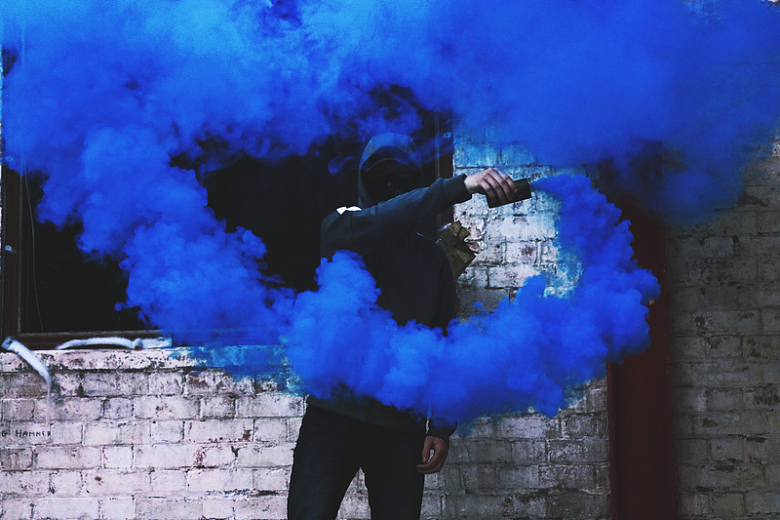 蓝色烟雾男子墙面