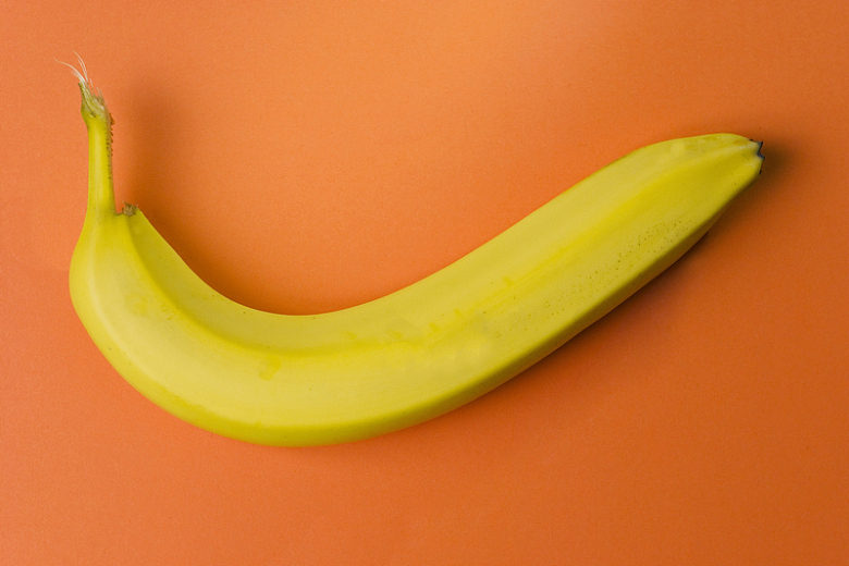 黄色香蕉橙色背景摄影