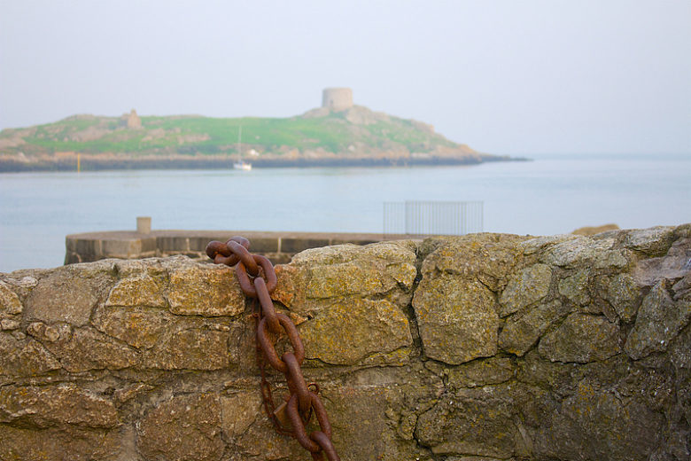 爱尔兰海岛围墙铁链