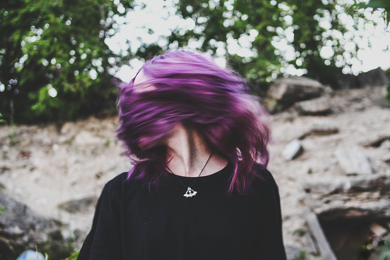 紫色头发女人人像