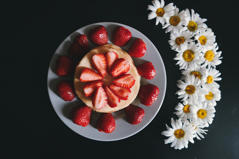 草莓鲜花水果盘子