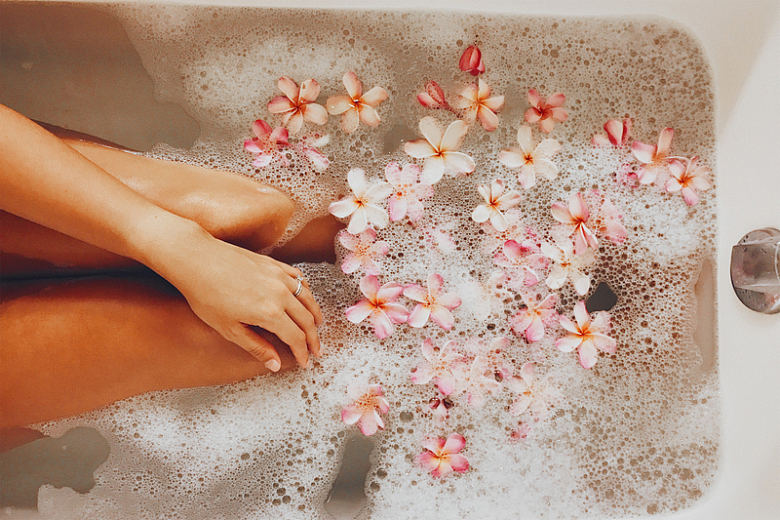 女性沐浴花瓣浴缸