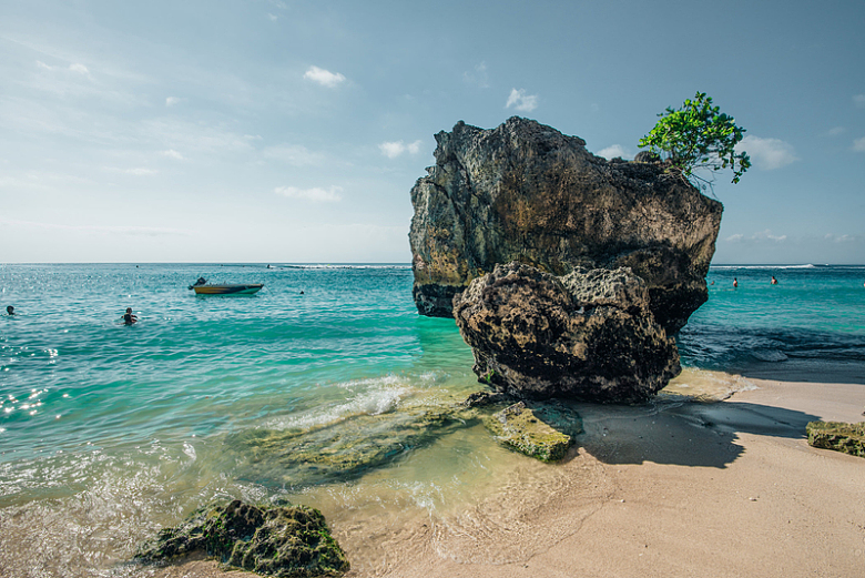 巴厘岛海滩大石头海面