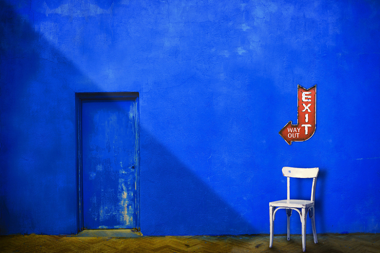 蓝色墙壁墙面椅子阳光